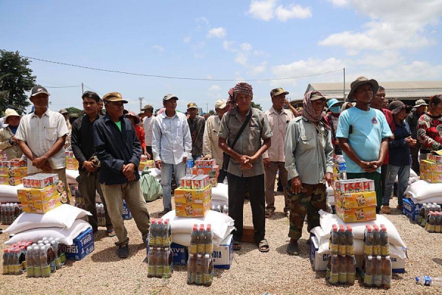 គ្រួសារកងទ័ព និងគ្រួសារអតីតយុទ្ធជន ចំនួន ១ពាន់គ្រួសារ ទទួលបានអំណោយរបស់សម្តេចកិត្តិព្រឹទ្ធបណ្ឌិត ប៊ុន រ៉ានី ហ៊ុន សែន  - Image 7