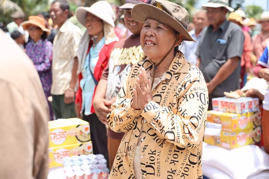 គ្រួសារកងទ័ព និងគ្រួសារអតីតយុទ្ធជន ចំនួន ១ពាន់គ្រួសារ ទទួលបានអំណោយរបស់សម្តេចកិត្តិព្រឹទ្ធបណ្ឌិត ប៊ុន រ៉ានី ហ៊ុន សែន  - Image 8