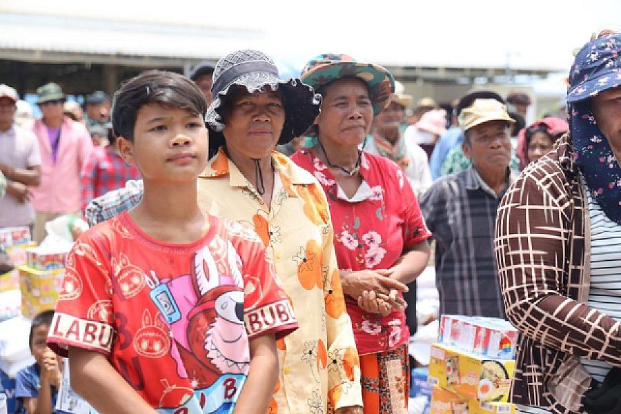 គ្រួសារកងទ័ព និងគ្រួសារអតីតយុទ្ធជន ចំនួន ១ពាន់គ្រួសារ ទទួលបានអំណោយរបស់សម្តេចកិត្តិព្រឹទ្ធបណ្ឌិត ប៊ុន រ៉ានី ហ៊ុន សែន  - Image 9