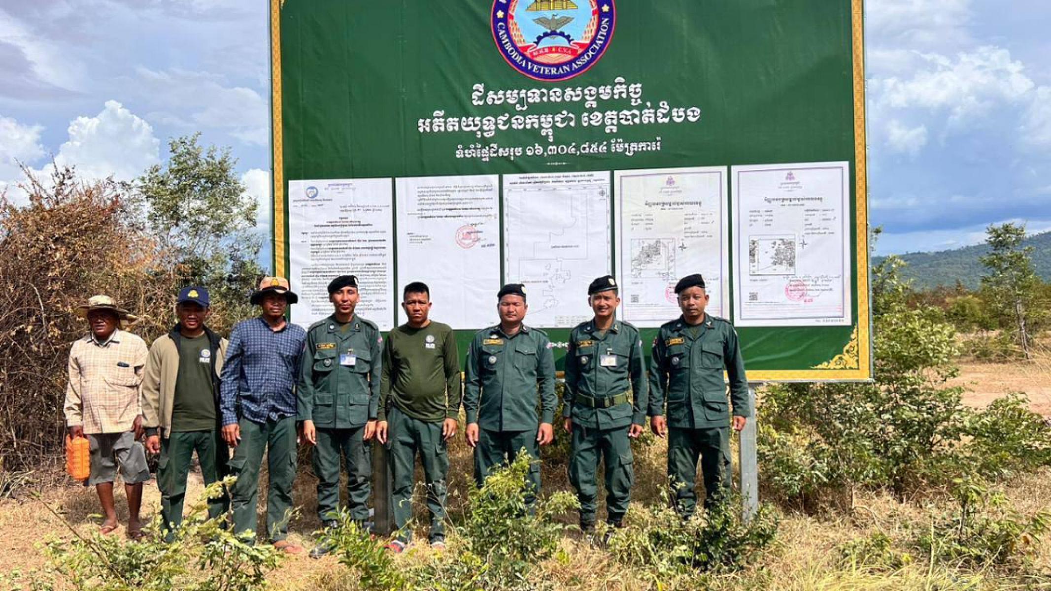 កម្លាំងអធិការដ្ឋានស្រុកគាស់ក្រឡចុះជួសជុលស្លាកសញ្ញាបង្ហាញទីតាំងដីសម្បទានសង្គមកិច្ចដែលគ្រប់គ្រងដោយសមាគមអតីតយុទ្ធជនកម្ពុជា 