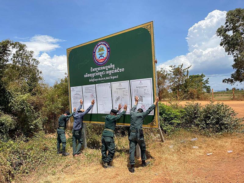 កម្លាំងអធិការដ្ឋានស្រុកគាស់ក្រឡចុះជួសជុលស្លាកសញ្ញាបង្ហាញទីតាំងដីសម្បទានសង្គមកិច្ចដែលគ្រប់គ្រងដោយសមាគមអតីតយុទ្ធជនកម្ពុជា  - Image 3