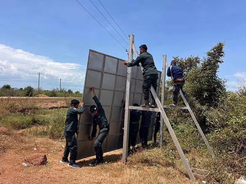 កម្លាំងអធិការដ្ឋានស្រុកគាស់ក្រឡចុះជួសជុលស្លាកសញ្ញាបង្ហាញទីតាំងដីសម្បទានសង្គមកិច្ចដែលគ្រប់គ្រងដោយសមាគមអតីតយុទ្ធជនកម្ពុជា  - Image 5
