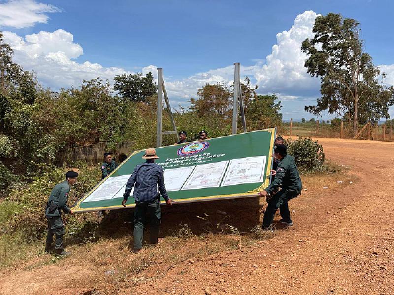 កម្លាំងអធិការដ្ឋានស្រុកគាស់ក្រឡចុះជួសជុលស្លាកសញ្ញាបង្ហាញទីតាំងដីសម្បទានសង្គមកិច្ចដែលគ្រប់គ្រងដោយសមាគមអតីតយុទ្ធជនកម្ពុជា  - Image 6