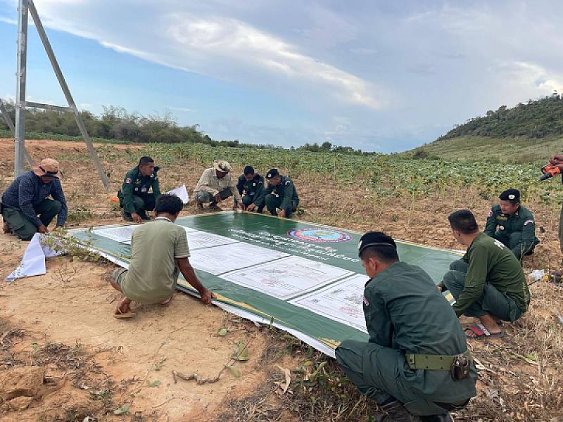 កម្លាំងអធិការដ្ឋានស្រុកគាស់ក្រឡចុះជួសជុលស្លាកសញ្ញាបង្ហាញទីតាំងដីសម្បទានសង្គមកិច្ចដែលគ្រប់គ្រងដោយសមាគមអតីតយុទ្ធជនកម្ពុជា  - Image 8