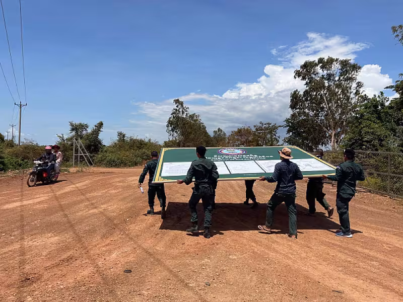 កម្លាំងអធិការដ្ឋានស្រុកគាស់ក្រឡចុះជួសជុលស្លាកសញ្ញាបង្ហាញទីតាំងដីសម្បទានសង្គមកិច្ចដែលគ្រប់គ្រងដោយសមាគមអតីតយុទ្ធជនកម្ពុជា  - Image 9