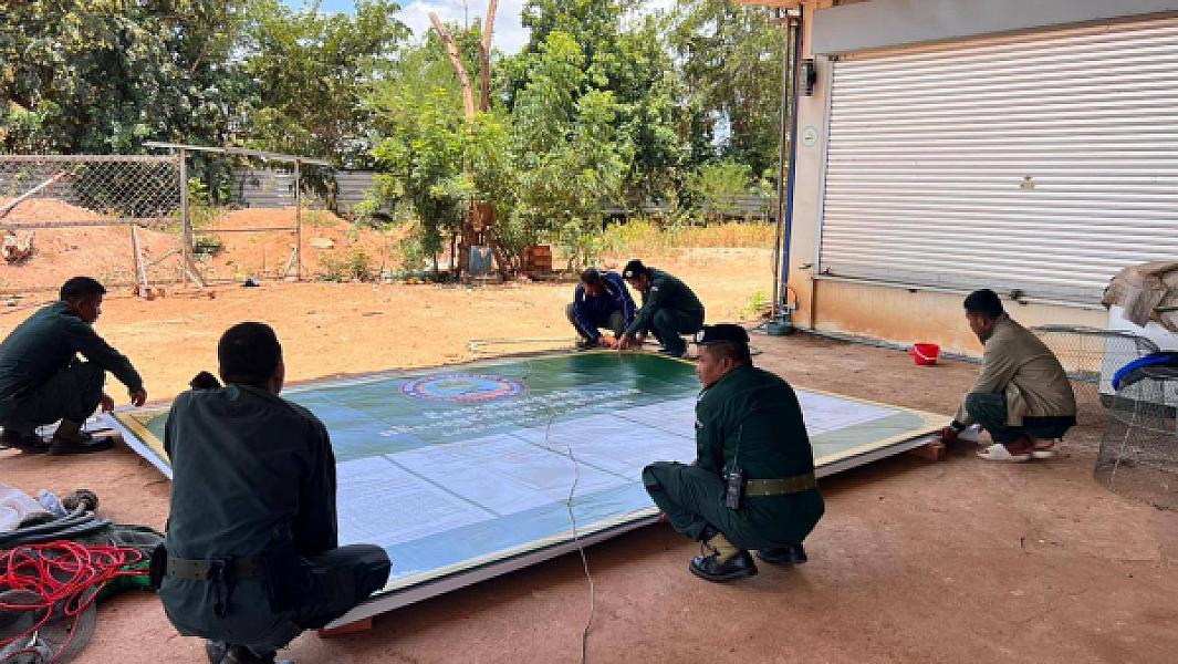 កម្លាំងអធិការដ្ឋានស្រុកគាស់ក្រឡចុះជួសជុលស្លាកសញ្ញាបង្ហាញទីតាំងដីសម្បទានសង្គមកិច្ចដែលគ្រប់គ្រងដោយសមាគមអតីតយុទ្ធជនកម្ពុជា  - Image 10