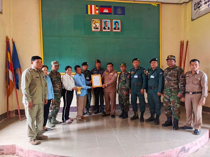 អភិបាលស្រុកសំឡូតនាំយកថវិកាបេឡាមរណសង្គ្រោះជូនគ្រួសារអតីតយុទ្ធជន ២គ្រួសារ ក្នុងខេត្តបាត់ដំបង - Image 2