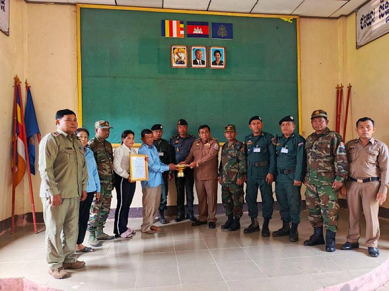 អភិបាលស្រុកសំឡូតនាំយកថវិកាបេឡាមរណសង្គ្រោះជូនគ្រួសារអតីតយុទ្ធជន ២គ្រួសារ ក្នុងខេត្តបាត់ដំបង - Image 3