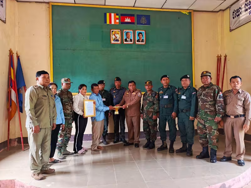 អភិបាលស្រុកសំឡូតនាំយកថវិកាបេឡាមរណសង្គ្រោះជូនគ្រួសារអតីតយុទ្ធជន ២គ្រួសារ ក្នុងខេត្តបាត់ដំបង - Image 3