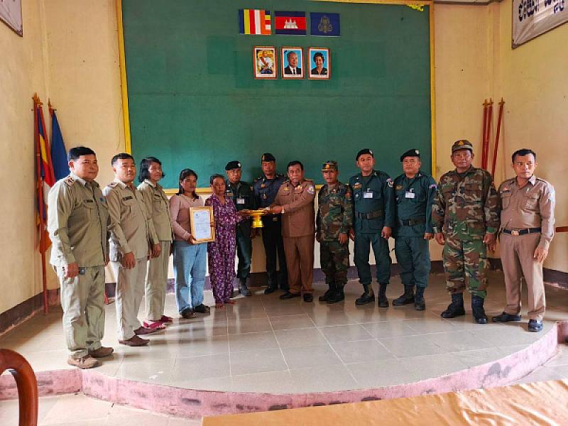 អភិបាលស្រុកសំឡូតនាំយកថវិកាបេឡាមរណសង្គ្រោះជូនគ្រួសារអតីតយុទ្ធជន ២គ្រួសារ ក្នុងខេត្តបាត់ដំបង - Image 4