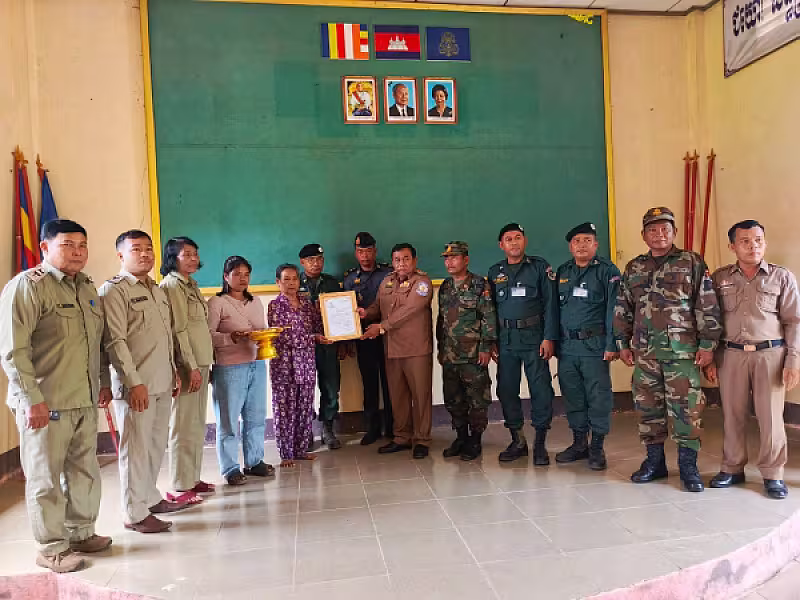 អភិបាលស្រុកសំឡូតនាំយកថវិកាបេឡាមរណសង្គ្រោះជូនគ្រួសារអតីតយុទ្ធជន ២គ្រួសារ ក្នុងខេត្តបាត់ដំបង - Image 5