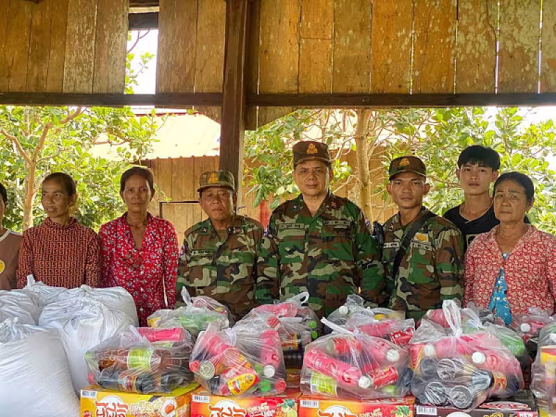 សមាជិកអតីតយុទ្ធជនកម្ពុជាមានជីវភាពខ្វះខាតចំនួន២០គ្រួសារក្នុងខេត្តកោះកុង ទទួលបានអំណោយដ៏ថ្លៃថ្លារបស់សម្តេចធិបតី