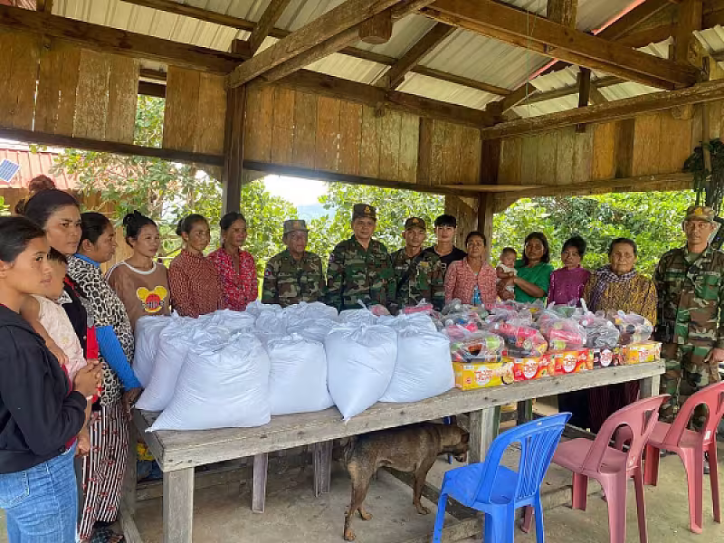 សមាជិកអតីតយុទ្ធជនកម្ពុជាមានជីវភាពខ្វះខាតចំនួន២០គ្រួសារក្នុងខេត្តកោះកុង ទទួលបានអំណោយដ៏ថ្លៃថ្លារបស់សម្តេចធិបតី - Image 2