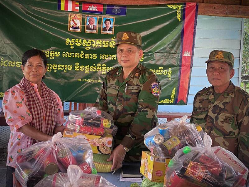 សមាជិកអតីតយុទ្ធជនកម្ពុជាមានជីវភាពខ្វះខាតចំនួន២០គ្រួសារក្នុងខេត្តកោះកុង ទទួលបានអំណោយដ៏ថ្លៃថ្លារបស់សម្តេចធិបតី - Image 4