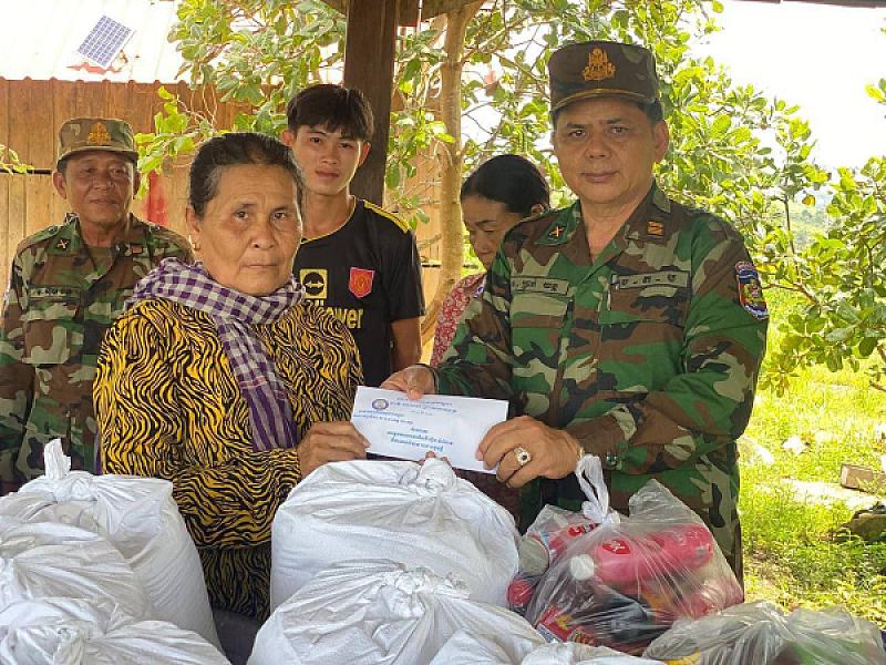 សមាជិកអតីតយុទ្ធជនកម្ពុជាមានជីវភាពខ្វះខាតចំនួន២០គ្រួសារក្នុងខេត្តកោះកុង ទទួលបានអំណោយដ៏ថ្លៃថ្លារបស់សម្តេចធិបតី - Image 5