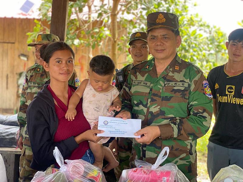 សមាជិកអតីតយុទ្ធជនកម្ពុជាមានជីវភាពខ្វះខាតចំនួន២០គ្រួសារក្នុងខេត្តកោះកុង ទទួលបានអំណោយដ៏ថ្លៃថ្លារបស់សម្តេចធិបតី - Image 6