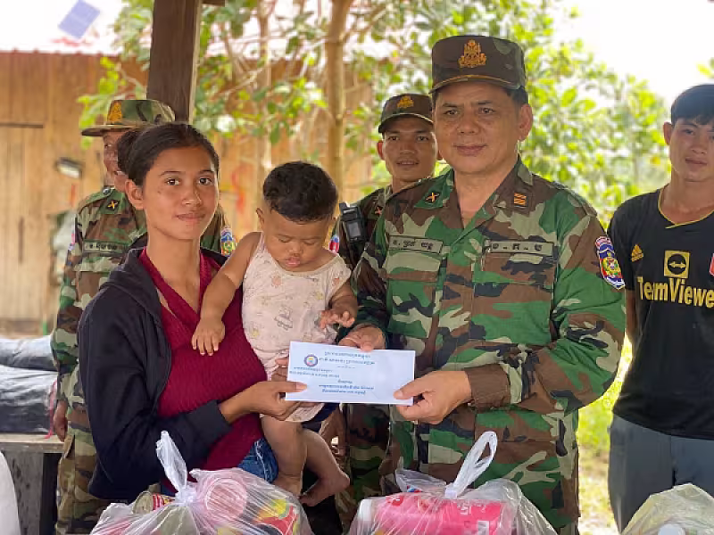 សមាជិកអតីតយុទ្ធជនកម្ពុជាមានជីវភាពខ្វះខាតចំនួន២០គ្រួសារក្នុងខេត្តកោះកុង ទទួលបានអំណោយដ៏ថ្លៃថ្លារបស់សម្តេចធិបតី - Image 6