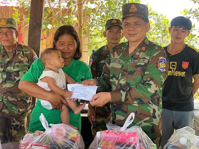 សមាជិកអតីតយុទ្ធជនកម្ពុជាមានជីវភាពខ្វះខាតចំនួន២០គ្រួសារក្នុងខេត្តកោះកុង ទទួលបានអំណោយដ៏ថ្លៃថ្លារបស់សម្តេចធិបតី - Image 7