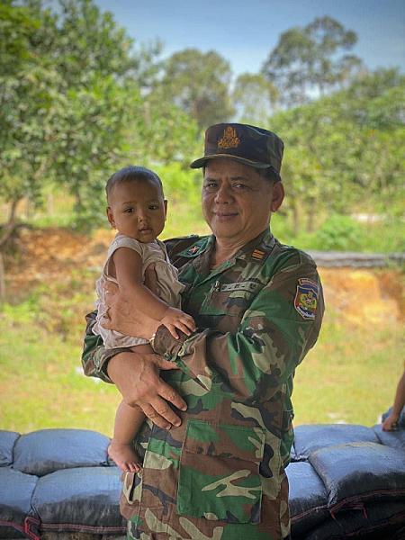 សមាជិកអតីតយុទ្ធជនកម្ពុជាមានជីវភាពខ្វះខាតចំនួន២០គ្រួសារក្នុងខេត្តកោះកុង ទទួលបានអំណោយដ៏ថ្លៃថ្លារបស់សម្តេចធិបតី - Image 8