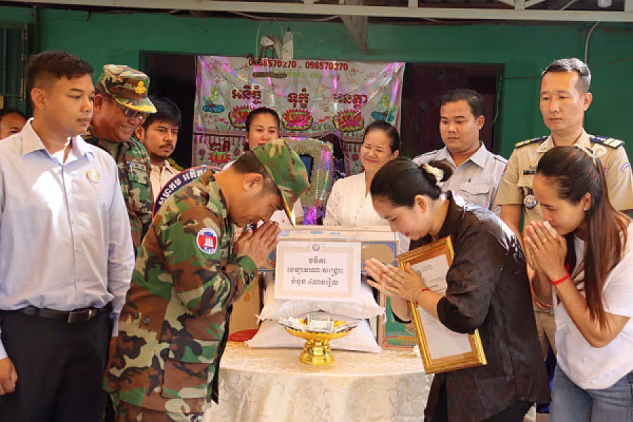 ឧត្តមសេនីយ៍ត្រី ជួន សុភ័ក្រ នាំយកថវិកាបេឡាមរណសង្រ្គោះជូនគ្រួសារសពនិវត្តជនមួយគ្រួសារក្នុងខេត្តកោះកុង - Image 2