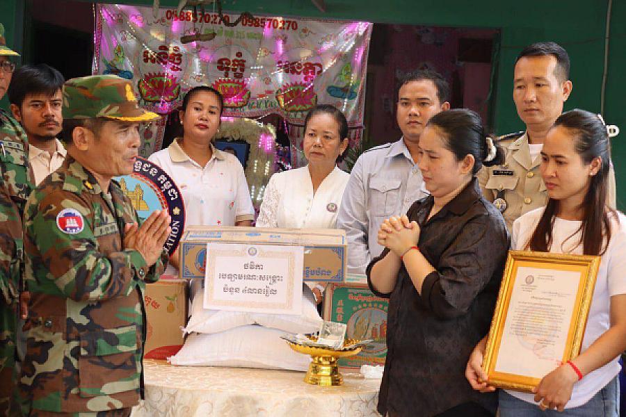 ឧត្តមសេនីយ៍ត្រី ជួន សុភ័ក្រ នាំយកថវិកាបេឡាមរណសង្រ្គោះជូនគ្រួសារសពនិវត្តជនមួយគ្រួសារក្នុងខេត្តកោះកុង - Image 3