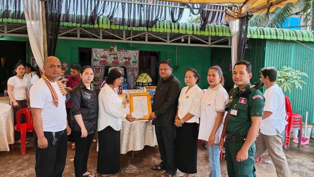 ឧត្តមសេនីយ៍ត្រី ជួន សុភ័ក្រ នាំយកថវិកាបេឡាមរណសង្រ្គោះជូនគ្រួសារសពនិវត្តជនមួយគ្រួសារក្នុងខេត្តកោះកុង - Image 4