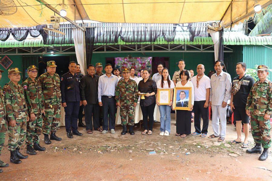 ឧត្តមសេនីយ៍ត្រី ជួន សុភ័ក្រ នាំយកថវិកាបេឡាមរណសង្រ្គោះជូនគ្រួសារសពនិវត្តជនមួយគ្រួសារក្នុងខេត្តកោះកុង - Image 5