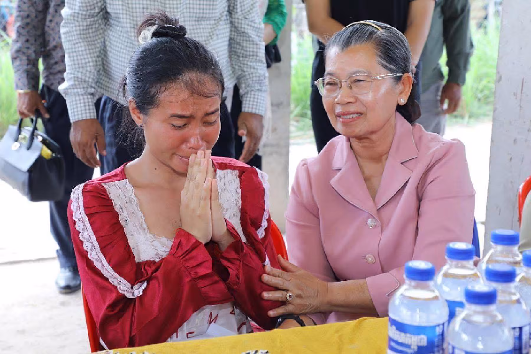 សម្ដេចកិត្តិសង្គហបណ្ឌិត ម៉ែន សំអន អញ្ជើញជួបភរិយាកងទ័ពមួយរូបក្នុងចំណោម ១៨រូប ដែលទ័ពសៀមចាប់ទៅ 