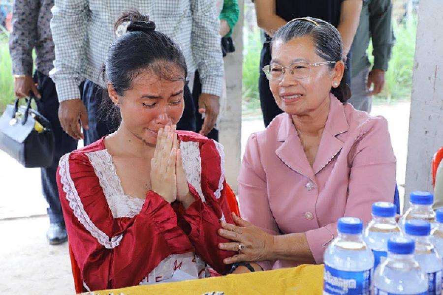 សម្ដេចកិត្តិសង្គហបណ្ឌិត ម៉ែន សំអន អញ្ជើញជួបភរិយាកងទ័ពមួយរូបក្នុងចំណោម ១៨រូប ដែលទ័ពសៀមចាប់ទៅ 