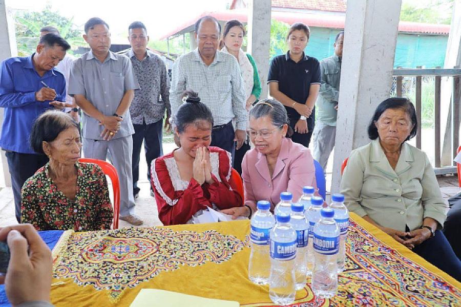 សម្ដេចកិត្តិសង្គហបណ្ឌិត ម៉ែន សំអន អញ្ជើញជួបភរិយាកងទ័ពមួយរូបក្នុងចំណោម ១៨រូប ដែលទ័ពសៀមចាប់ទៅ  - Image 2