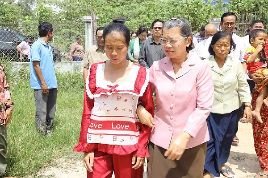 សម្ដេចកិត្តិសង្គហបណ្ឌិត ម៉ែន សំអន អញ្ជើញជួបភរិយាកងទ័ពមួយរូបក្នុងចំណោម ១៨រូប ដែលទ័ពសៀមចាប់ទៅ  - Image 3