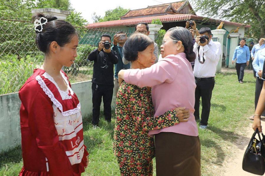 សម្ដេចកិត្តិសង្គហបណ្ឌិត ម៉ែន សំអន អញ្ជើញជួបភរិយាកងទ័ពមួយរូបក្នុងចំណោម ១៨រូប ដែលទ័ពសៀមចាប់ទៅ  - Image 4