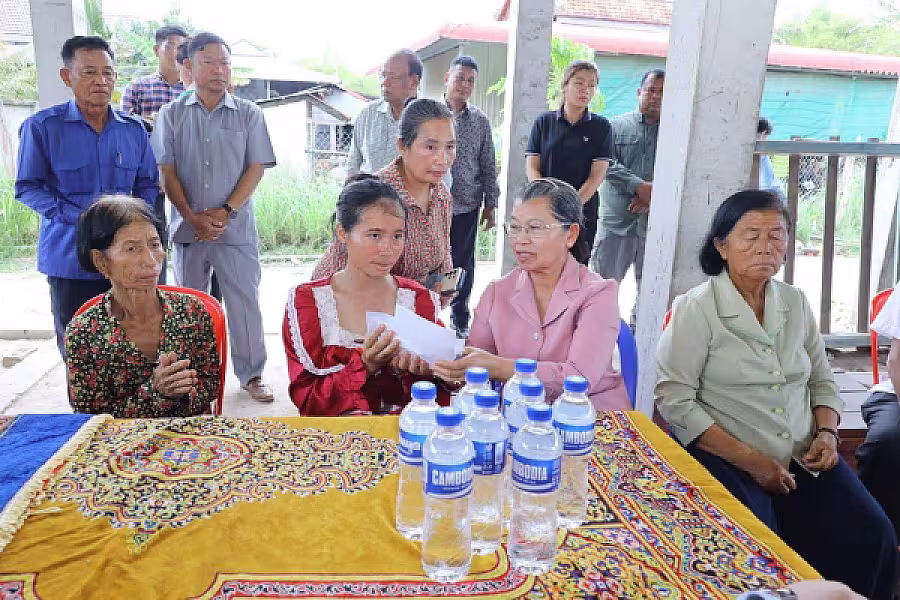 សម្ដេចកិត្តិសង្គហបណ្ឌិត ម៉ែន សំអន អញ្ជើញជួបភរិយាកងទ័ពមួយរូបក្នុងចំណោម ១៨រូប ដែលទ័ពសៀមចាប់ទៅ  - Image 5