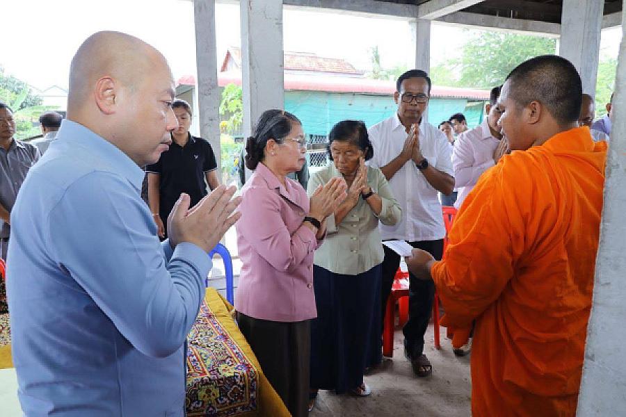 សម្ដេចកិត្តិសង្គហបណ្ឌិត ម៉ែន សំអន អញ្ជើញជួបភរិយាកងទ័ពមួយរូបក្នុងចំណោម ១៨រូប ដែលទ័ពសៀមចាប់ទៅ  - Image 6