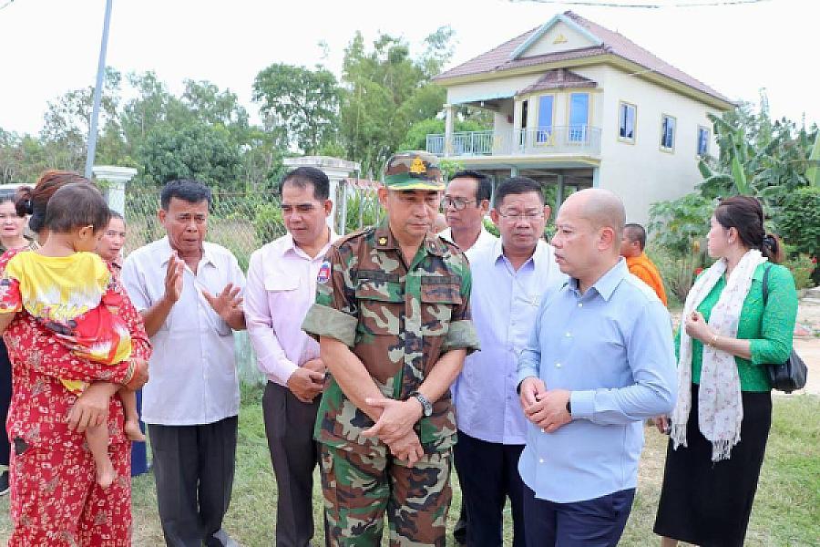សម្ដេចកិត្តិសង្គហបណ្ឌិត ម៉ែន សំអន អញ្ជើញជួបភរិយាកងទ័ពមួយរូបក្នុងចំណោម ១៨រូប ដែលទ័ពសៀមចាប់ទៅ  - Image 7