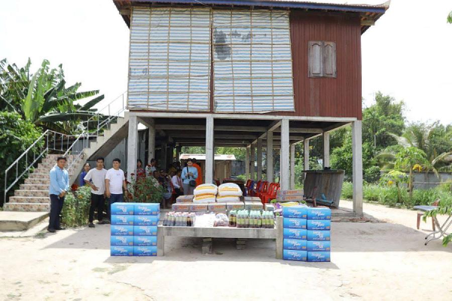 សម្ដេចកិត្តិសង្គហបណ្ឌិត ម៉ែន សំអន អញ្ជើញជួបភរិយាកងទ័ពមួយរូបក្នុងចំណោម ១៨រូប ដែលទ័ពសៀមចាប់ទៅ  - Image 8