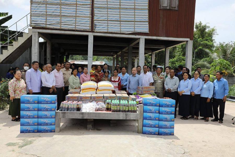 សម្ដេចកិត្តិសង្គហបណ្ឌិត ម៉ែន សំអន អញ្ជើញជួបភរិយាកងទ័ពមួយរូបក្នុងចំណោម ១៨រូប ដែលទ័ពសៀមចាប់ទៅ  - Image 9