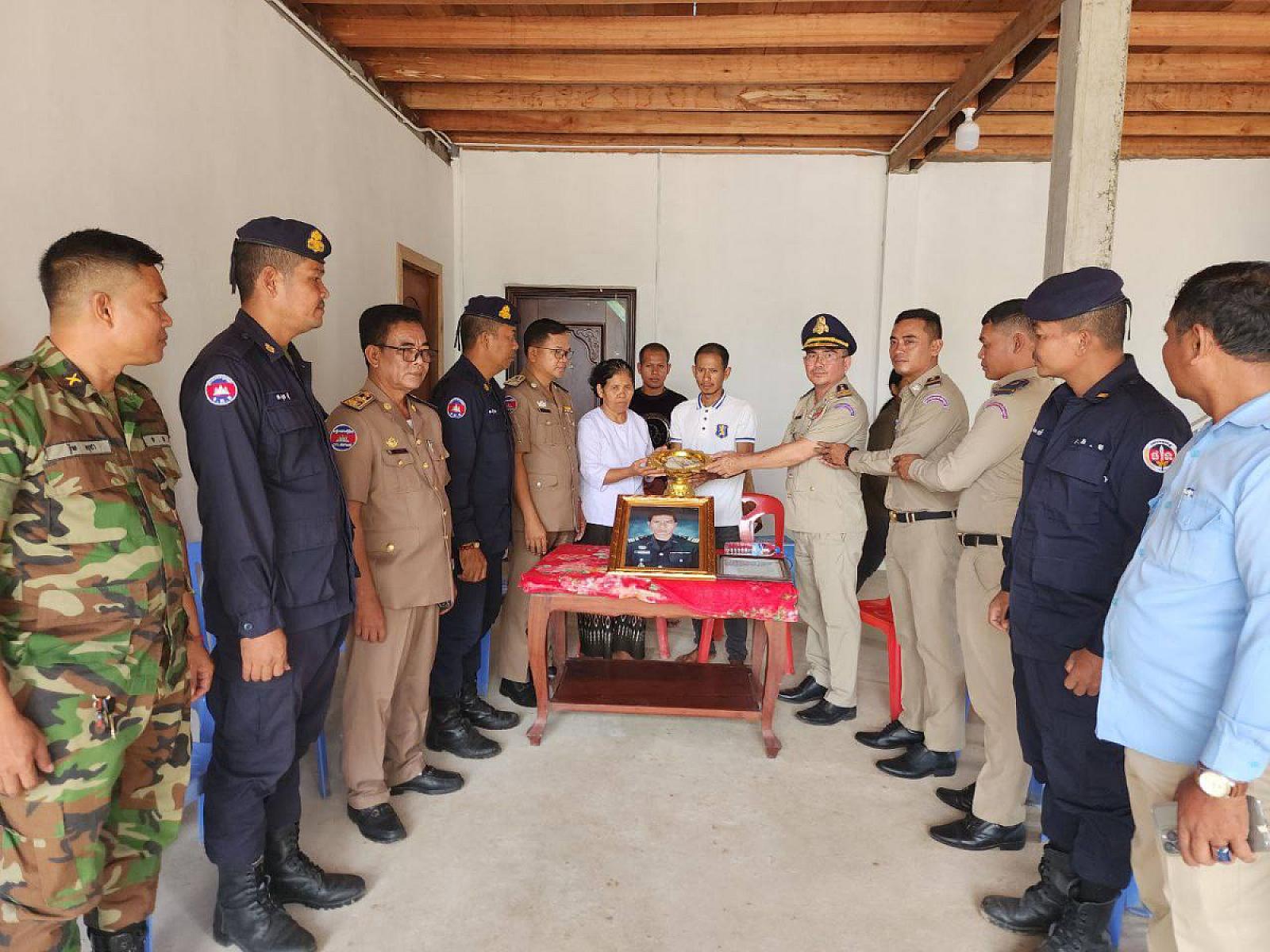 លោក អេង សាម៉ុន បាននាំយកថវិកាបេឡាមរណៈសង្គ្រោះចំនួន ៤លានរៀល ប្រគល់ជូនគ្រួសារសពជាសមាជិក ឈ្មោះ ផ្លែ រ៉េ