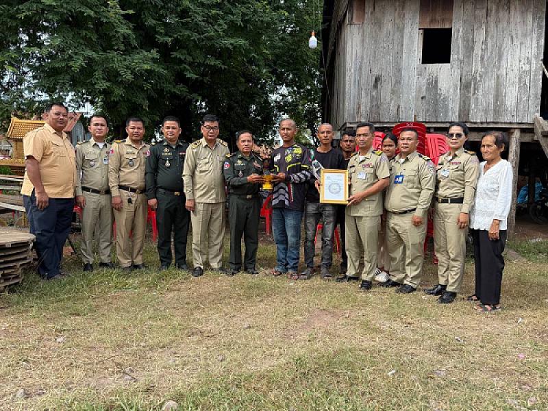  ស.អ.ក. ខេត្តក្រចេះ នាំយកថវិកាបេឡាមរណសង្គ្រោះជូនគ្រួសារអតីតយុទ្ធជន មួយគ្រួសារ  - Image 5