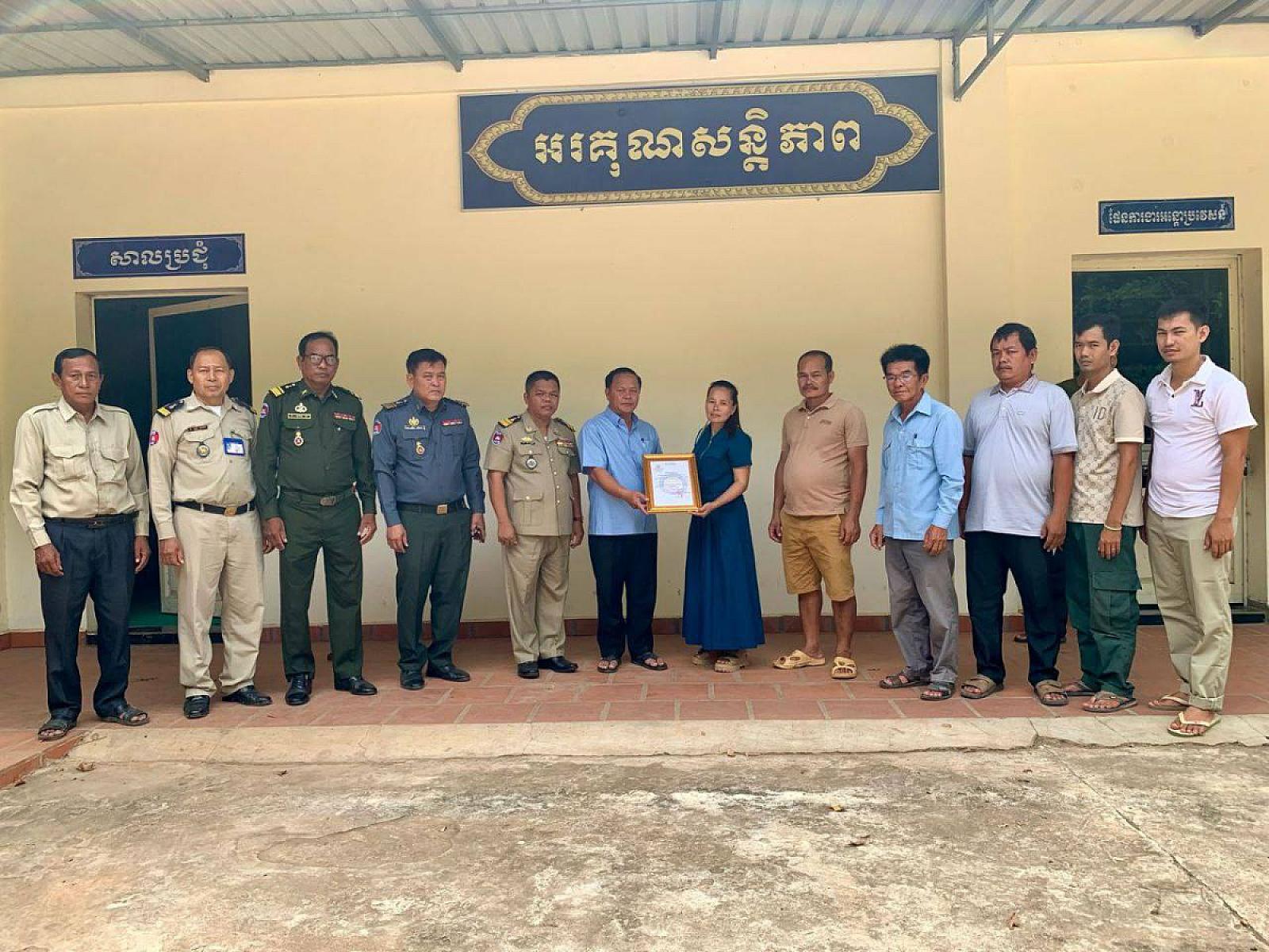 ស.អ.ក ខេត្តកំពង់ចាម នាំយកថវិកាបេឡាមរណសង្គ្រោះជូនគ្រួសារអតីតយុទ្ធជន មួយគ្រួសារ