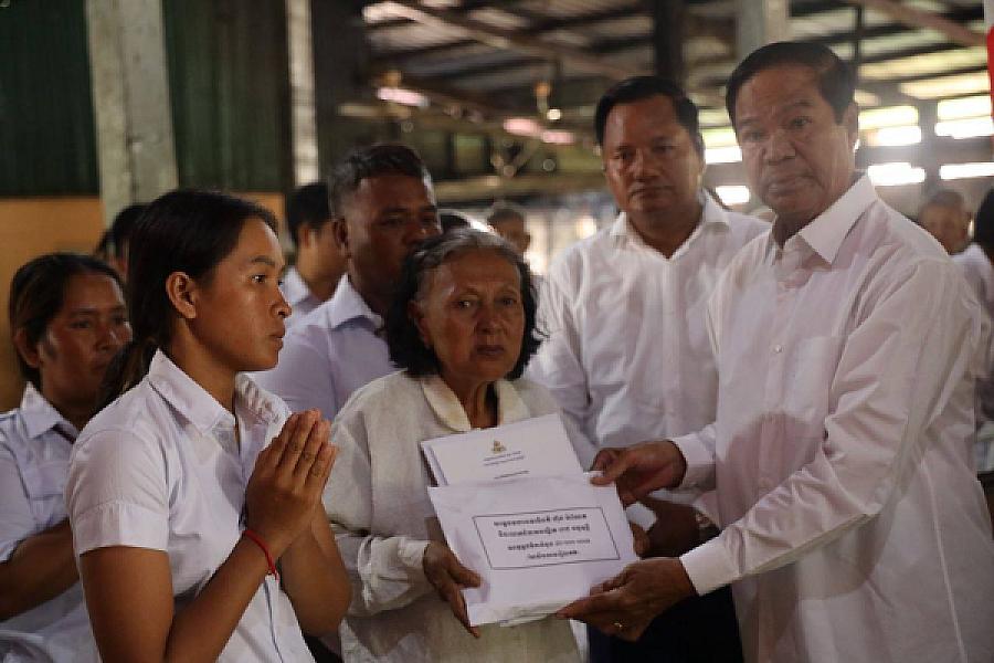 ឯកឧត្តម គន់ គីម អញ្ជើញនាំយកថវិការបស់សម្តេចធិបតី ហ៊ុន ម៉ាណែត ជូនគ្រួសារសពយុទ្ធជនពលី  - Image 4