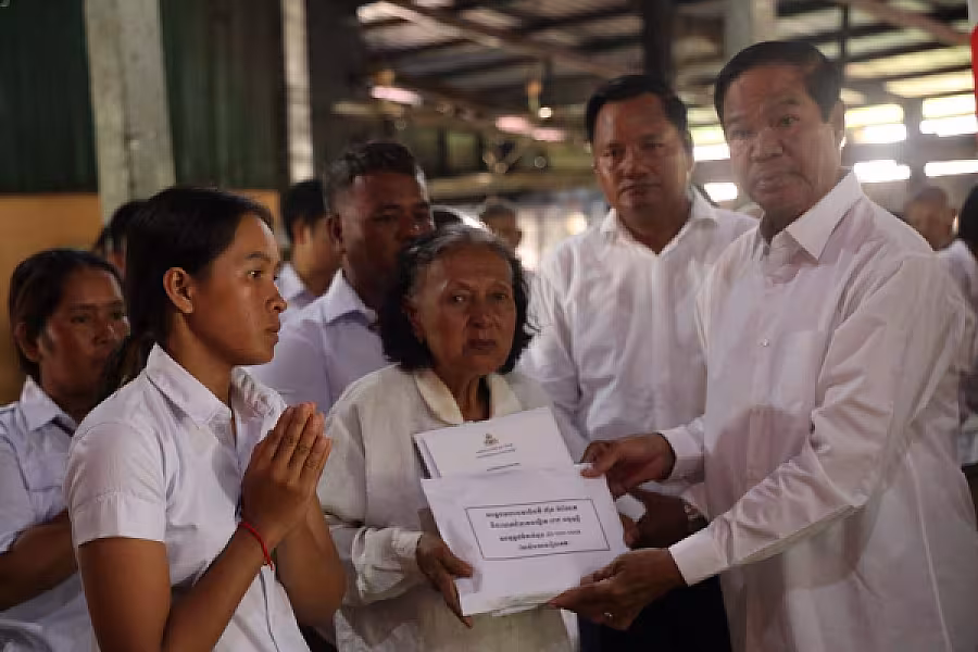 ឯកឧត្តម គន់ គីម អញ្ជើញនាំយកថវិការបស់សម្តេចធិបតី ហ៊ុន ម៉ាណែត ជូនគ្រួសារសពយុទ្ធជនពលី  - Image 4