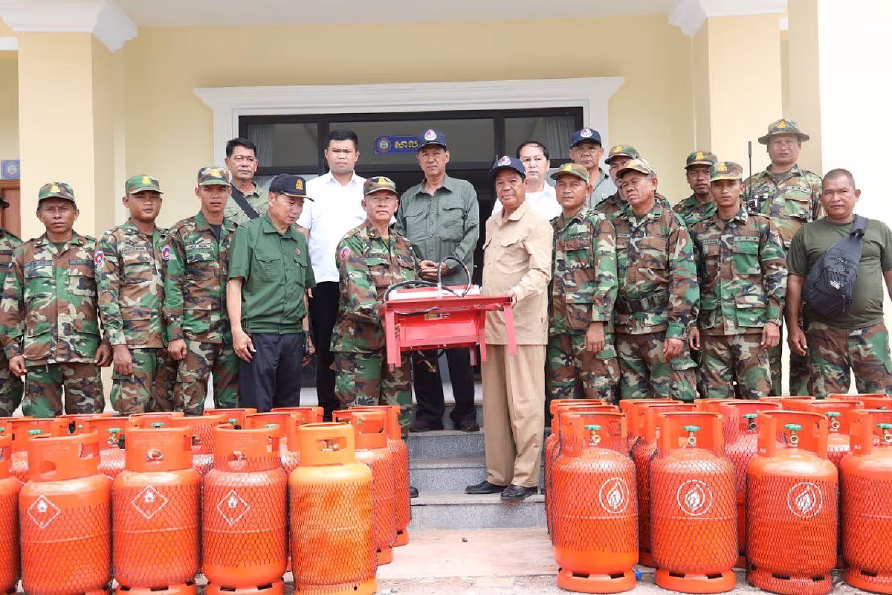 ឯកឧត្តមកិត្តិសង្គហបណ្ឌិត គន់ គីម បានអញ្ជើញប្រគល់ប្រដាប់បញ្ជូលហ្គាស និងធុងហ្គាសចែកជូនកងកម្លាំងជួរមុខឈរជើងតាមបន្ទាត់ព្រំដែន