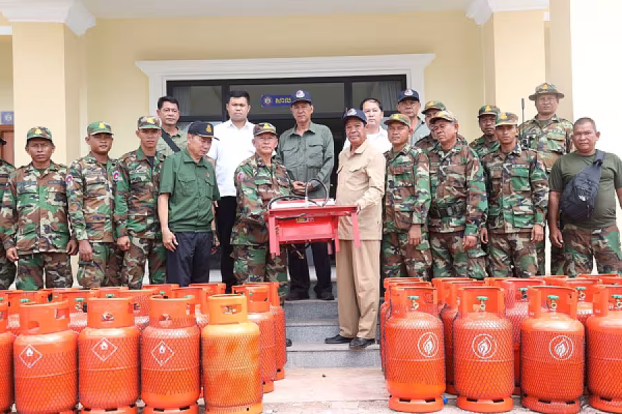 ឯកឧត្តមកិត្តិសង្គហបណ្ឌិត គន់ គីម បានអញ្ជើញប្រគល់ប្រដាប់បញ្ជូលហ្គាស និងធុងហ្គាសចែកជូនកងកម្លាំងជួរមុខឈរជើងតាមបន្ទាត់ព្រំដែន