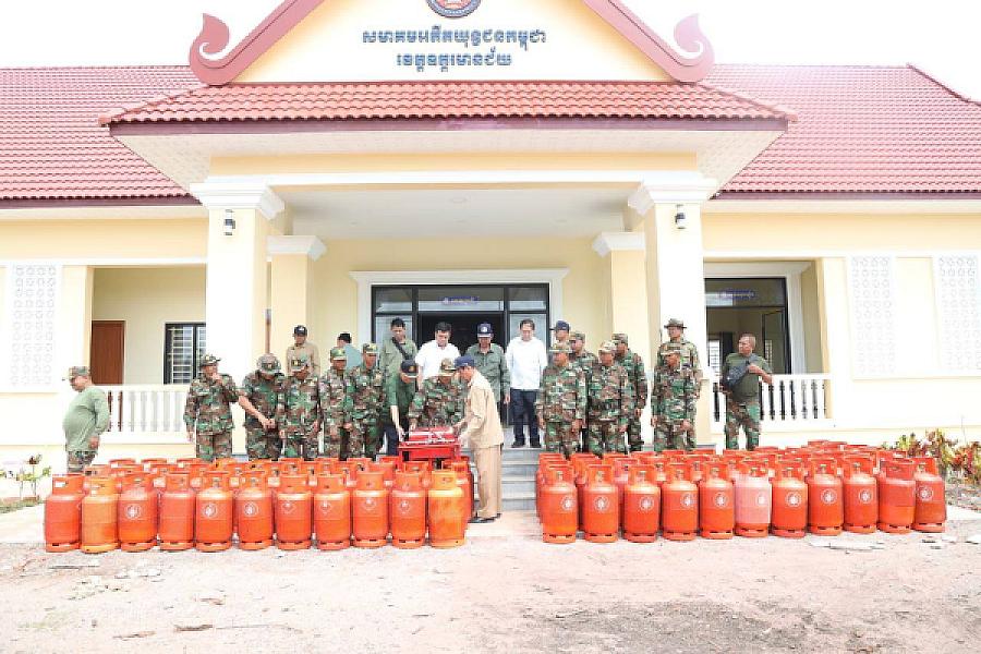 ឯកឧត្តមកិត្តិសង្គហបណ្ឌិត គន់ គីម បានអញ្ជើញប្រគល់ប្រដាប់បញ្ជូលហ្គាស និងធុងហ្គាសចែកជូនកងកម្លាំងជួរមុខឈរជើងតាមបន្ទាត់ព្រំដែន - Image 2