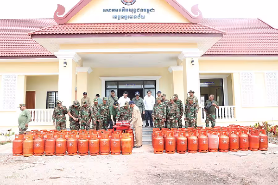 ឯកឧត្តមកិត្តិសង្គហបណ្ឌិត គន់ គីម បានអញ្ជើញប្រគល់ប្រដាប់បញ្ជូលហ្គាស និងធុងហ្គាសចែកជូនកងកម្លាំងជួរមុខឈរជើងតាមបន្ទាត់ព្រំដែន - Image 2