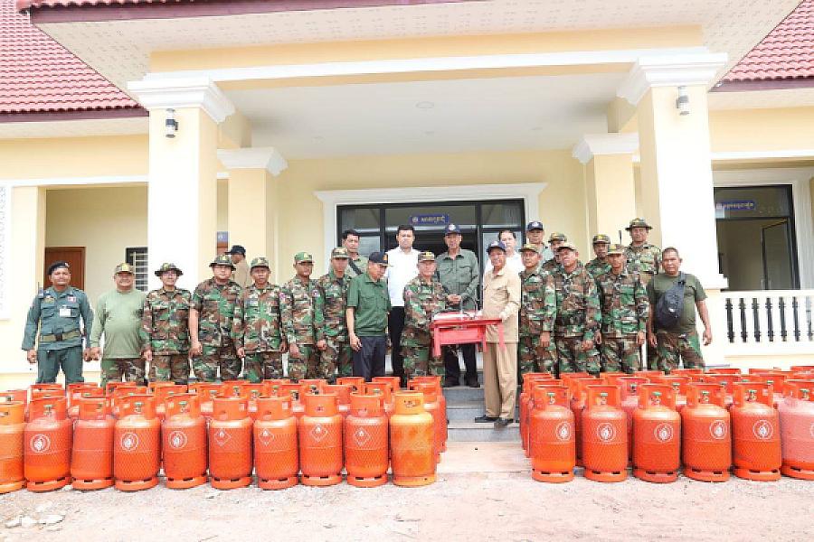 ឯកឧត្តមកិត្តិសង្គហបណ្ឌិត គន់ គីម បានអញ្ជើញប្រគល់ប្រដាប់បញ្ជូលហ្គាស និងធុងហ្គាសចែកជូនកងកម្លាំងជួរមុខឈរជើងតាមបន្ទាត់ព្រំដែន - Image 3