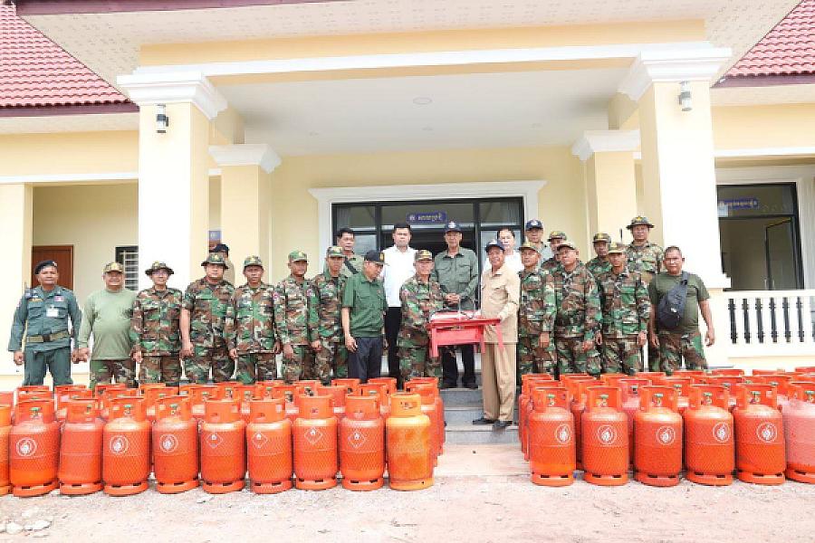 ឯកឧត្តមកិត្តិសង្គហបណ្ឌិត គន់ គីម បានអញ្ជើញប្រគល់ប្រដាប់បញ្ជូលហ្គាស និងធុងហ្គាសចែកជូនកងកម្លាំងជួរមុខឈរជើងតាមបន្ទាត់ព្រំដែន - Image 4