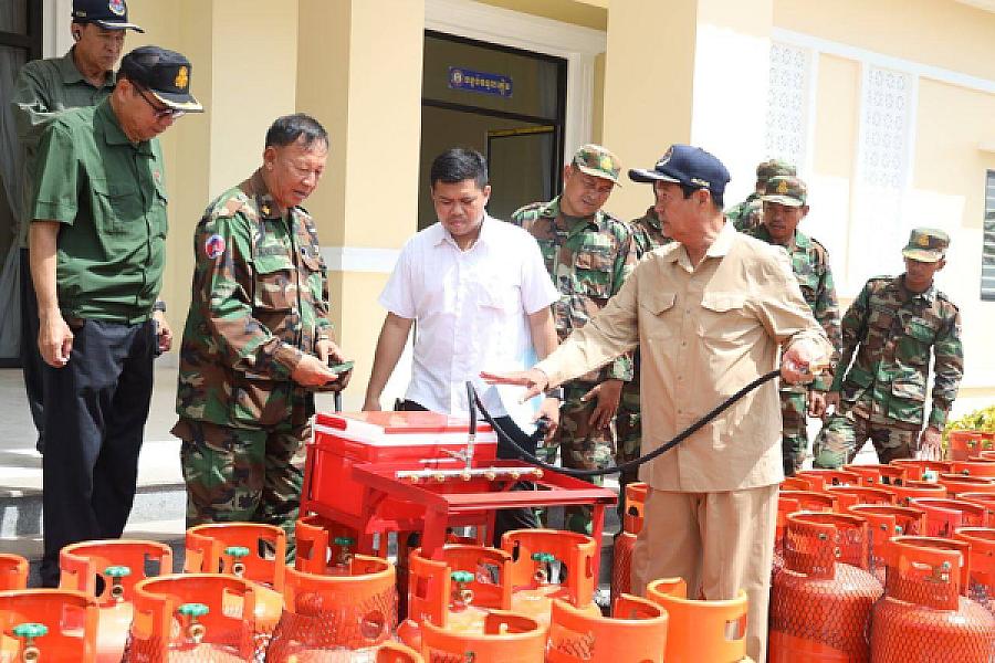 ឯកឧត្តមកិត្តិសង្គហបណ្ឌិត គន់ គីម បានអញ្ជើញប្រគល់ប្រដាប់បញ្ជូលហ្គាស និងធុងហ្គាសចែកជូនកងកម្លាំងជួរមុខឈរជើងតាមបន្ទាត់ព្រំដែន - Image 5