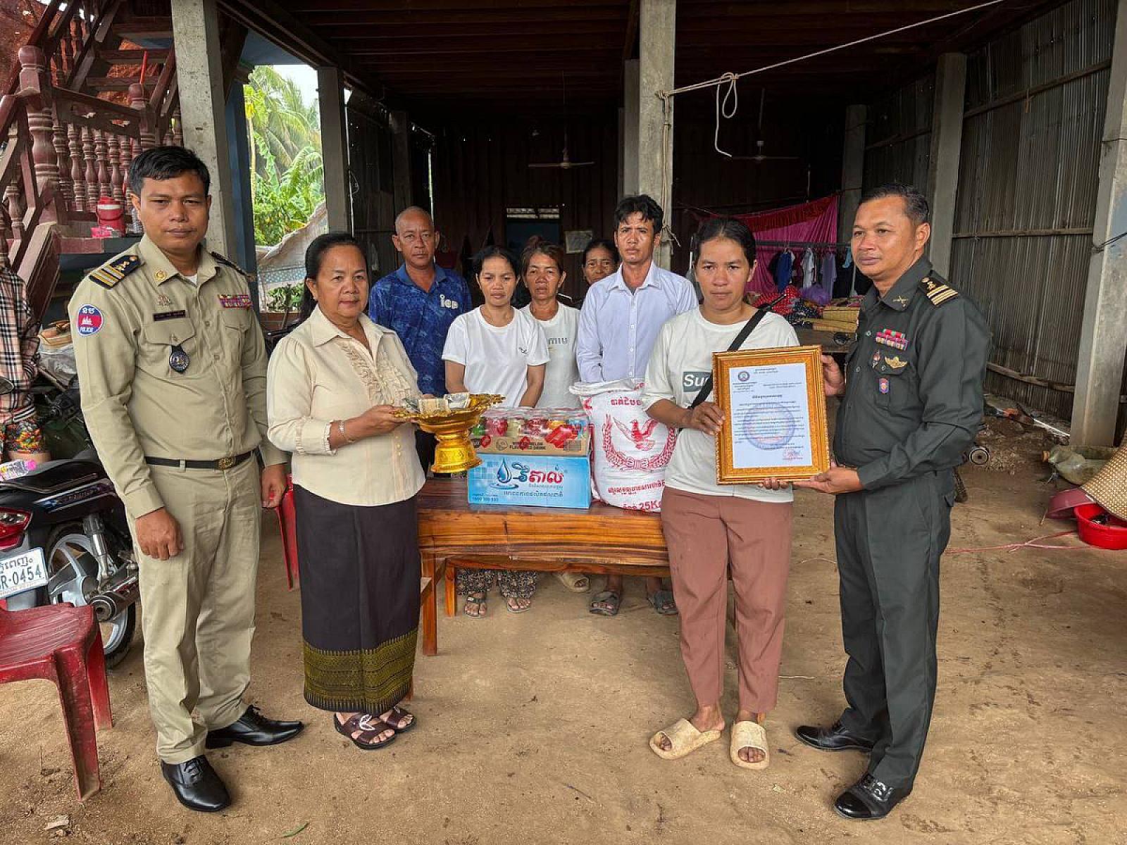 លោកស្រី សែម ចាន់ថូ បានចុះប្រគល់ថវិកាបេឡាមរណសង្គ្រោះចំនួន ៤លានរៀល ជូនដល់គ្រួសារសពសមាជិក ស.អ.ក ឈ្មោះ ហួន វ៉ាន